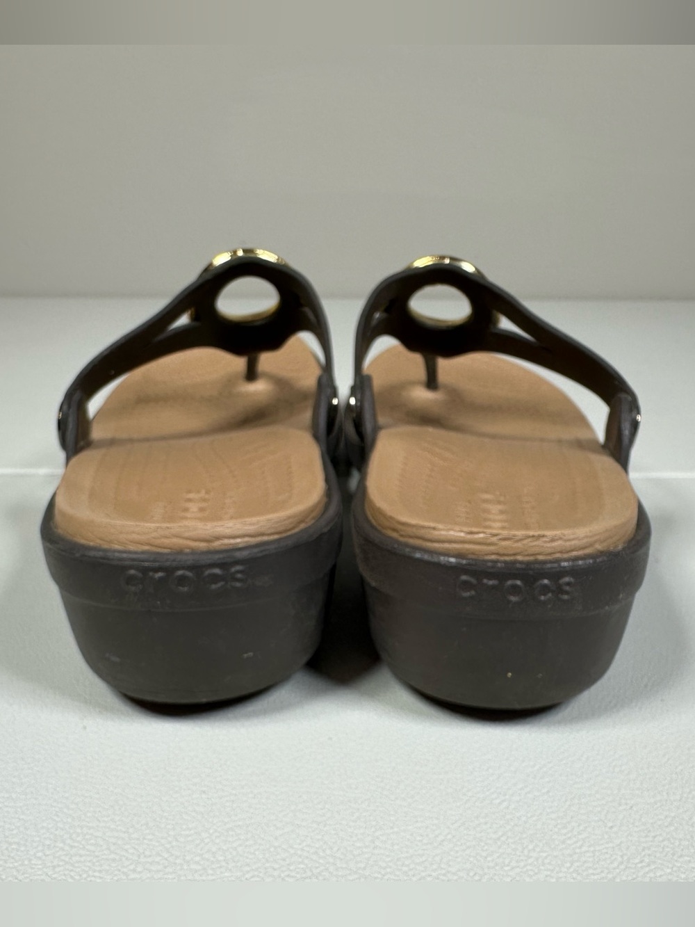 CROCS Sanrah Circle Hammered Metal Wedge Flip Sandals - Picture 4 of 9